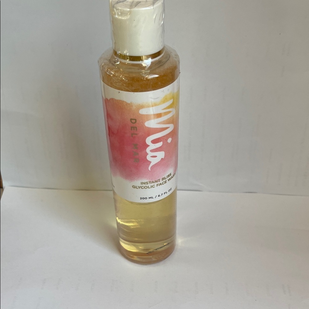 MIA Glycolic Face Wash - Gold and Pink
